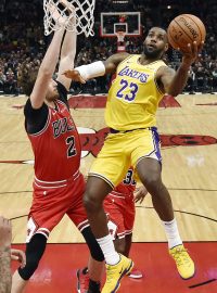 LeBron James z Los Angeles Lakers (s míčem) v zápase proti Chicago Bulls