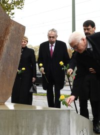 Prezidentka Slovenska Zuzana Čaputová, prezident České republiky Miloš Zeman, polský prezident Andrzej Duda (zakrytý), maďarský prezident Janos Áder a německý prezident Frank-Walter Steinmeier položili růže při návštěvě památníku Visegrádské čtyřky.