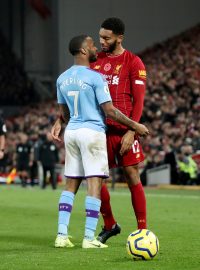 Utkán Liverpool - Manchester City. Raheem Sterling se dostal do křížku s Joem Gomezem