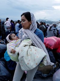 Běženkyně s dítětem na cestě z řeckého ostrova Lesbos.