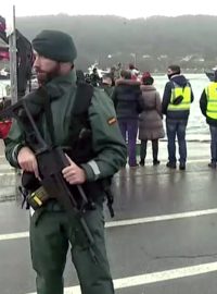 Španělé vytahují na břeh narkoponorku