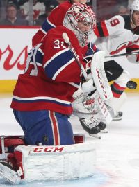 Brankář Montrealu Carey Price kryje jednu ze střel hráčů New Jersey