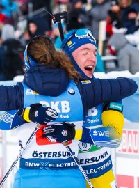 Švédští biatlonisté Hanna Öbergová a Sebastian Samuelsson slaví vítězství v závodě smíšených dvojic.