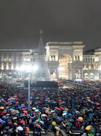 Protest příznivců hnutí Sardinek v Miláně.