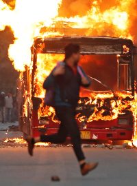 Demonstranti zapálili během protestů v Dillí autobus