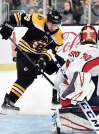 Bostonský hráč Brad Marchand v souboji s brankářem Washington Capitals Iljou Samsonovem