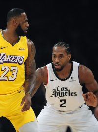 Kawhi Leonard z Los Angeles Clippers brání hvězdu Lakers LeBrona Jamese