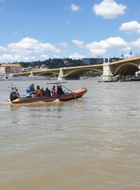Záchranáři se k vraku nemohou dostat kvůli rozvodněné řece.