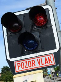 V pražské Uhříněvsi se srazil vlak s nákladním autem
