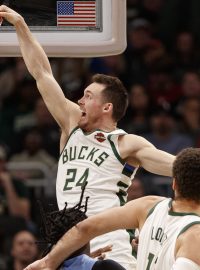 Pat Connaughton z Milwaukee se prosazuje v zápase s Minnesotou.