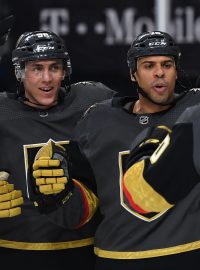 Ryan Reaves (uprostřed), Tomas Nosek (vlevo) a Nicolaus Roy slaví gól Vegas Golden Knights proti St. Louis