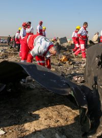 Zástupci Červeného půlměsíce prohledávají trosky letadla