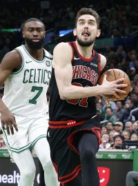 Tomáš Satoranský v dresu Chicaga s míčem proti Bostonu. Stíhá ho Jaylen Brown.