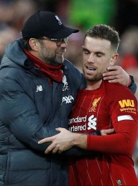 Trenér Liverpoolu Jürgen Klopp společně s kapitánem týmu Jordanem Hendersonem