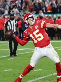 Kansaský quarterback Patrick Mahomes (vlevo) během finále Super Bowlu