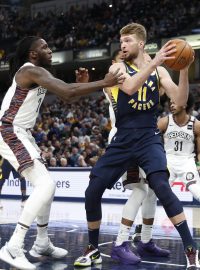 Taurean Prince z Brooklynu Nets brání Domantase Sabonise z týmu Indiana Pacers