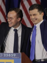 Demokratický prezidentský kandidát Pete Buttigieg (vpravo) s manželem Chastenem mávají davu v New Hampshire (foto z 11. února 2020)