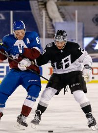 Obránce Erik Johnson z Colorada brání Martina Frka z Los Angeles Kings