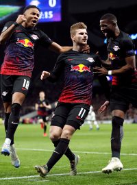 Timo Werner (uprostřed) slaví gól do sítě Tottenhamu