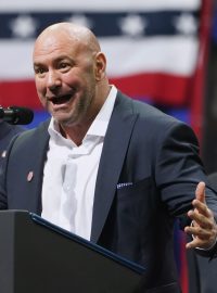 Dva prezidenti. V popředí Dana White - nejvyšší muž organizace UFC a v pozadí hlava Bílého domu - Donald Trump.