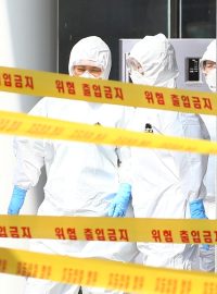 Zdravotníci připraveni na pomoc pacientům, kteří se nakazili nemocí COVID-19 v jihokorejském městě Tegu