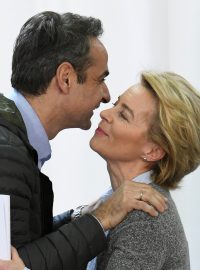 Řecký premiér Kyriakos Mitsotakis se zdraví s předsedkyní Evropské komise Usrulou von der Leyenovou