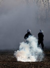 Řecká policie v oblacích slzného plynu na hraničním přechodu Pazarkule-Kastanies na hranici Turecka s Řeckem