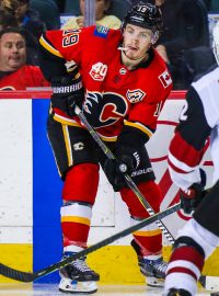 Útočník Flames Matthew Tkachuk (vlevo) pomohl Calgary z výhře 3:2 nad Arizonou, podílel se na všech gólech.