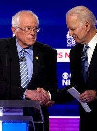 Bernie Sanders (vlevo) a Joe Biden (vpravo)