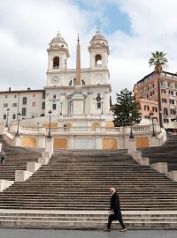 Ulice Říma zející prázdnotou. Na snímku známé Španělské schody a kostel Trinità dei Monti