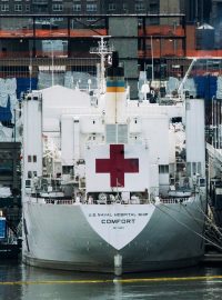 Nemocniční loď amerického námořnictva USNS Comfort v New Yorku