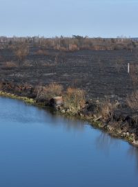 Ohněm zničená oblast v „zakázané zóně“ v okolí elektrárny Černobyl.