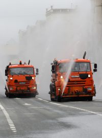 Dezinfikování ulic v centru Moskvy kvůli koronaviru