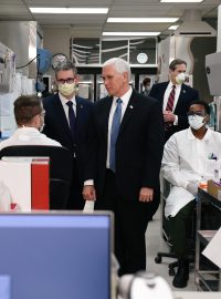 Mike Pence byl jako jediný bez roušky i při návštěvě laboratoře, kde nemocnice vyhodnocuje testy na koronavirus