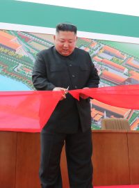 Severokorejský vůdce Kim Čong-un při otevření továrny na hnojiva severně od metropole Pchjongjangu.