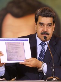 Venezuelský prezident Nicolás Maduro, který drží dokument, který by měl dokládat pravdivost pokusu o jeho svržení