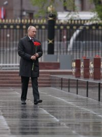 Prezident Putin vzdává nese květinu k památníku obětí druhé světové války
