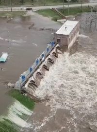 Po několikadenních silných deštích se v americkém státě Michigan protrhly dvě přehrady - Edenville Dam a Sanford Dam (na snímku).