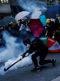 Demonstrant se snaží odpálit zpět  kapsli se slzným plynem, který policie v Hongkongu použila k rozehnání  demonstrace proti zákonu o národní bezpečnosti navrhovanému Pekingem.