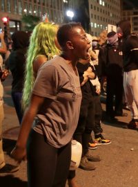 Výměna názorů mezi demonstranty a policisty v americkém městě Minneapolis