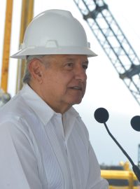 Mexický prezident Andrés Manuel López Obrador na prohlídce stavby rafinerie