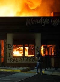 Během nepokojů v Atlantě zapálili protestující restauraci rychlého občerstvení