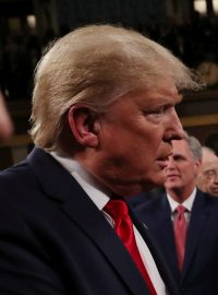 Americký prezident Donald Trump si podává ruku s předsedou soudu Johnem Robertsem.