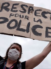 Ženy demonstrovaly před policejním ředitelstvím a volaly po respektu k policii.