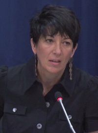 Ghislaine Maxwellová na tiskové konferenci v New Yorku