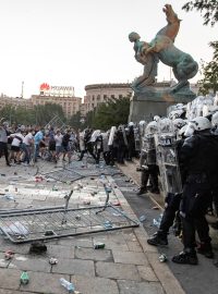Během protestů v Bělehradě došlo i k násilným střetům mezi demonstranty a policí