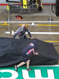 Velkou cena Štýrska, komplikuje pilotům formule 1 silný déšť