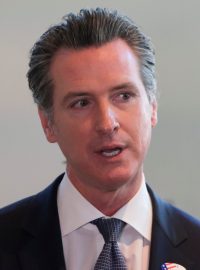 Kalifornský guvernér Gavin Newsom opět zpřísňuje opatření proti koronaviru.