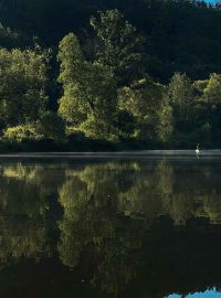 Na Berounku i na ostatní řeky je stejně potřeba vyrazit brzy, než se proberou první vodáci.