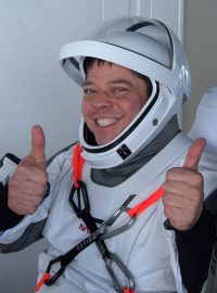 Astronaut Robert Behnken po přistání kosmické lodi Crew Dragon